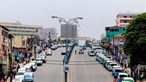 Taxistas e mototaxistas em Luanda lamentam aumento 'precipitado' do combustível