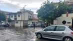 Mau tempo deixa ruas de Ovar inundadas e obriga moradores a bloquear o acesso das estradas