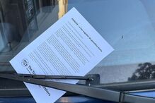 Papel deixado pelos The Tyre Extinguishers num SUV vandalizado