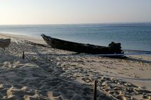 Lancha encalhada incendeia-se na praia da Figueirinha