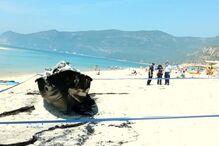 Lancha encalhada incendeia-se na praia da Figueirinha