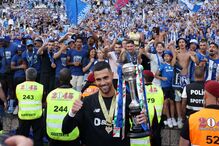 Diogo Costa com a Taça de Portugal 