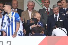 Presidente Pinto da Costa  felicita os jogadores portistas na tribuna