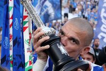 Pepe beija a Tça de Portugal 