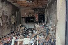 Loja destruída em incêndio em Espinho