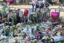 Homenagens no parque em Annecy, onde aconteceu o ataque 