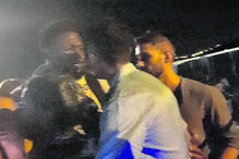 Matheus Nunes agarra a mãe em frente ao segurança 