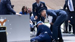 Joe Biden tropeça e cai em cerimónia militar no Colorado