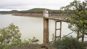 Volume de água baixa em 10 bacias hidrográficas de Portugal continental