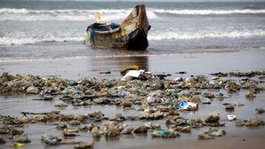 Roupa doada em países ricos vendida a africanos e muita é lixo que vai para o mar 