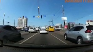 Imagens impressionantes mostram míssil a cair ao lado de carro que circulava em estrada de Kiev