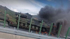 Viatura militar que transportava tanque arde na A24 em Lamego