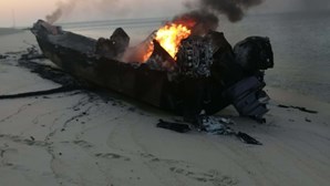 Lancha encalhada encontrada em chamas na praia da Figueirinha em Setúbal