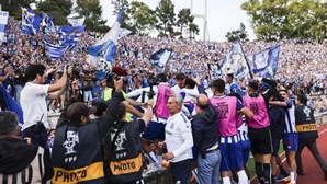 Jogadores e adeptos do FC Porto em comunhão nos festejos após conquista da Taça de Portugal