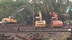 Circulação retomada após acidente ferroviário que matou 275 pessoas na Índia