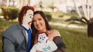 Mulher casada com boneco de trapos diz que marido a traiu e tira-lhe o pénis