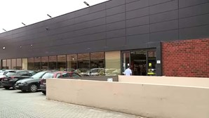 Jovem barrica-se dentro de supermercado de Espinho após agredir homem com cabo de faca