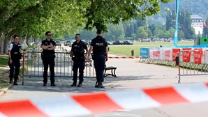 Autoridades garantem que esfaqueamento em Annecy não tem "motivação terrorista". Quatro crianças feridas com gravidade