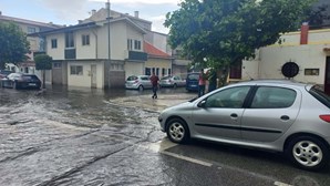 Mau tempo deixa ruas de Ovar inundadas e obriga moradores a bloquear o acesso das estradas