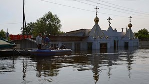 Casas praticamente submersas e pessoas retiradas: As imagens dos resgates após a explosão da barragem em Kakhovka