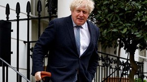 "Estou a ser forçado a sair": Boris Johnson renuncia ao cargo de deputado