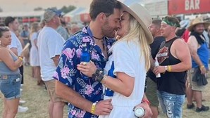 Mulher lança busca na Internet por homem que beijou em festival