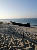 Lancha encalhada incendeia-se na praia da Figueirinha