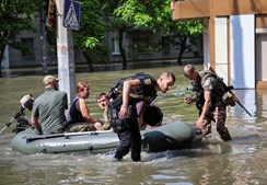 Operações de resgate em Kherson após explosão de barragem