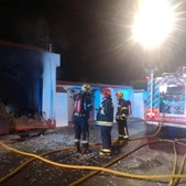 Loja fica totalmente destruída em incêndio em Espinho