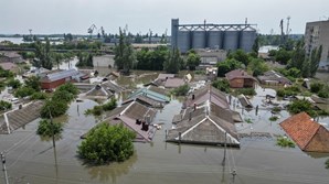 Cidade de Nova Kakhovka, junto da barragem, está completamente inundada