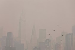 Cidade de Nova Iorque coberta de fumo