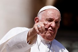 Papa passou a noite de quarta-feira “tranquilo” no Hospital Gemelli, em Roma, onde foi operado a uma hérnia