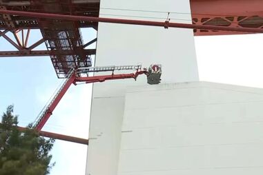 Corpo de homem preso numa estrutura da Ponte 25 de Abril