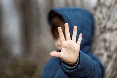 Gestor hoteleiro de sucesso acusado de cometer 462 crimes de abuso sexual dos dois filhos 