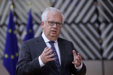 Eduardo Cabrita diz ser "inusitado" pessoa no meio da via no atropelamento mortal na A6