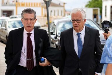 Ex-ministro da Administração Interna, Eduardo Cabrita, acompanhado do seu advogado, Magalhães e Silva