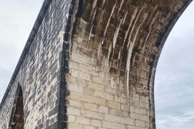 'Graffiti' no aqueduto das Águas Livres