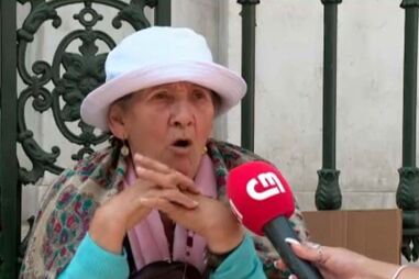 “Um homem que ajuda toda a gente”: Fiéis felizes pelo regresso de padre acusado por abusos sexuais