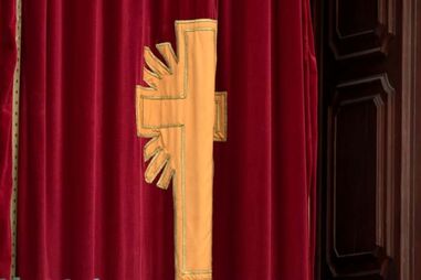 Padre afastado por denúncia de abusos de menores volta a celebrar missa no domingo