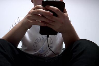 Jovem xxx telemóvel xxx