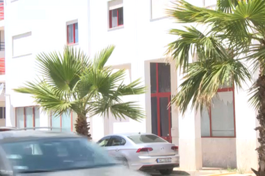 Homem mata mulher à facada por ciúmes e dorme com o cadáver