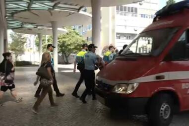 Comboio lotado pára na Linha de Sintra e gera pânico entre os passageiros. Duas pessoas sentiram-se mal