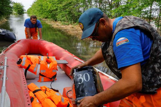 Operações para retirar civis das localidades afetadas pelo colapso da barragem de Kakhovka 