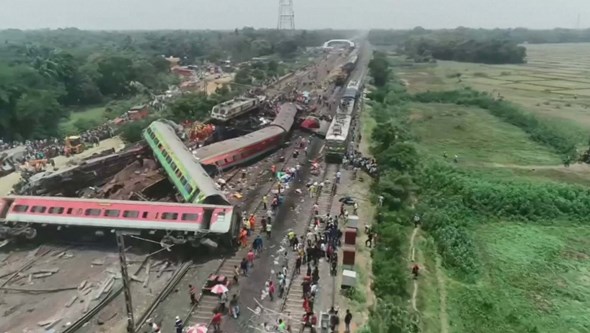 Imagens de drone mostram operações de resgate no local onde comboios colidiram na Índia