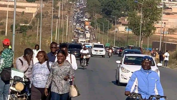 Polícia angolana dispersa taxistas que protestavam no Huambo contra o preço da gasolina