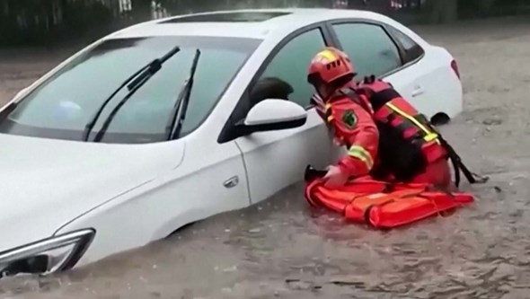 Estradas inundadas e edifícios destruídos: A chuva intensa que tem devastado o sudoeste da China 