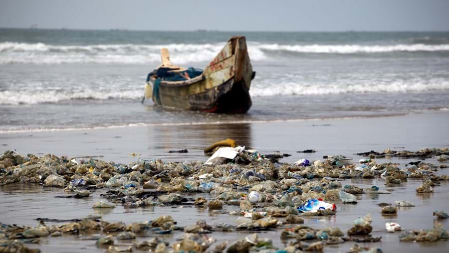 Lixo nas águas do Gana