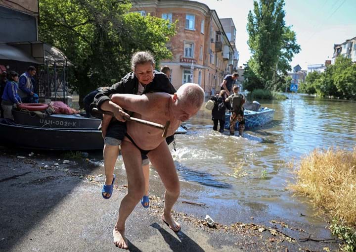 Operações de resgate em Kherson após explosão de barragem
