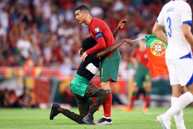 VÍDEO: adversário deixa Cristiano Ronaldo de mão estendida no relvado - CNN  Portugal