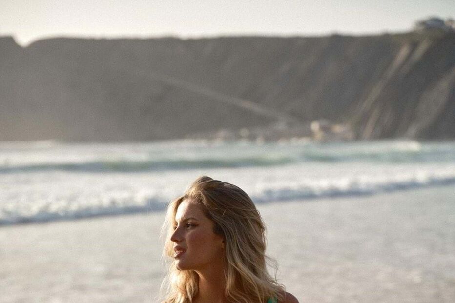 Júlia Palha arrasa em bikini